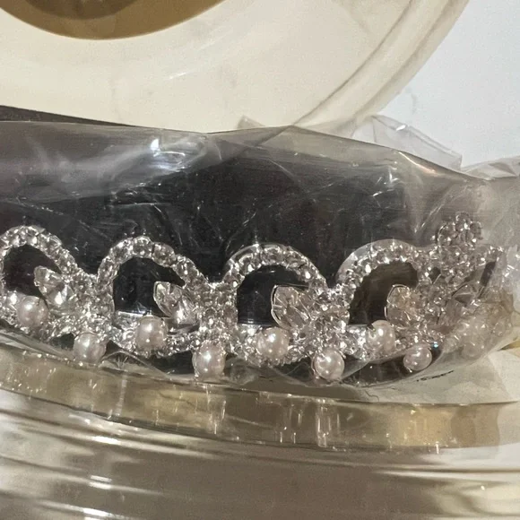 David’s Bridal Pearl & Rhinestone Tiara New in Box $125 Retail. - Picture 8 of 10